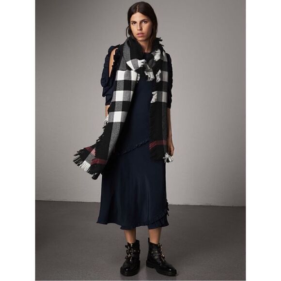 Burberry Mega Check Wool Scarf Unisex Black - Picture 1 of 5